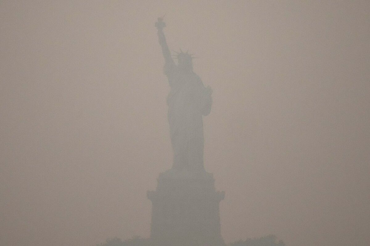 La Estatua de la Libertad cubierta de humo causado por incendios forestales procedentes de Canadá, en Nueva York. | AFP