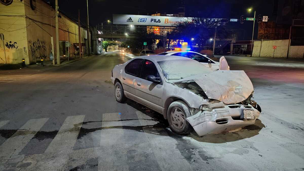 El impacto provocó que uno de los vehículos girara sobre su eje y que el otro comenzara a incendiarse.| Especial.