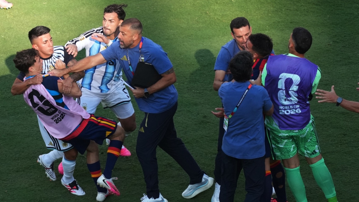 Jugadores de España y Argentina protagonizan pelea después de la Final (Reuters)