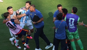 Leandro Paredes protagoniza una pelea con Gavi y Eric García despupes de que España ganó el Mundial 2026 ante Argentina.