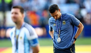 El entrenador Lionel Scaloni rompió en llanto en conferencia de prensa tras caer en la Final, donde dejó en duda su continuidad con Argentina.
