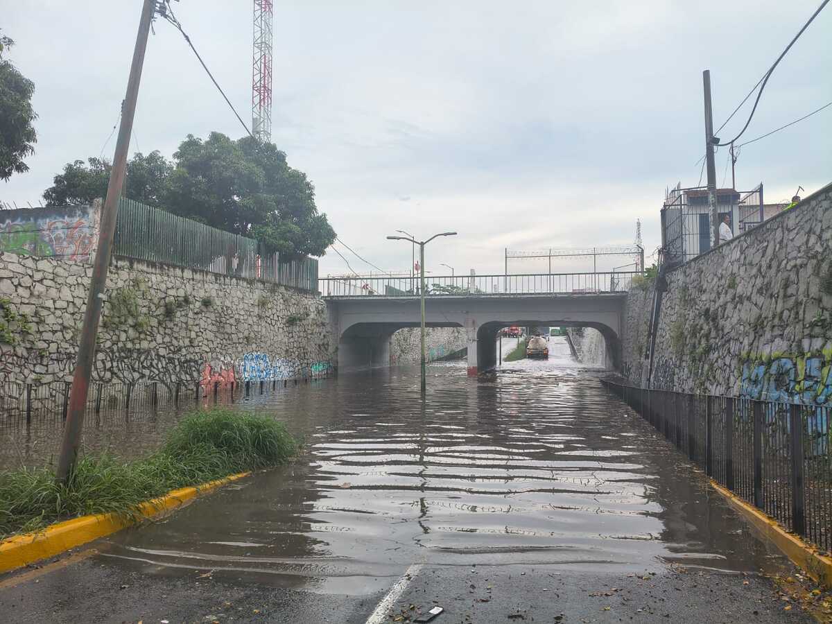 El paso a desnivel presentó una importante inundación. (María Camarena)
