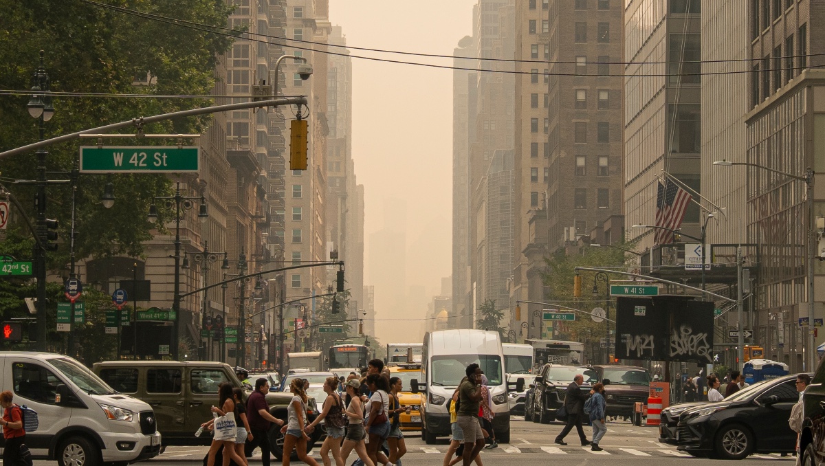 Personas caminan por una calle este jueves, en Nueva York. | EFE