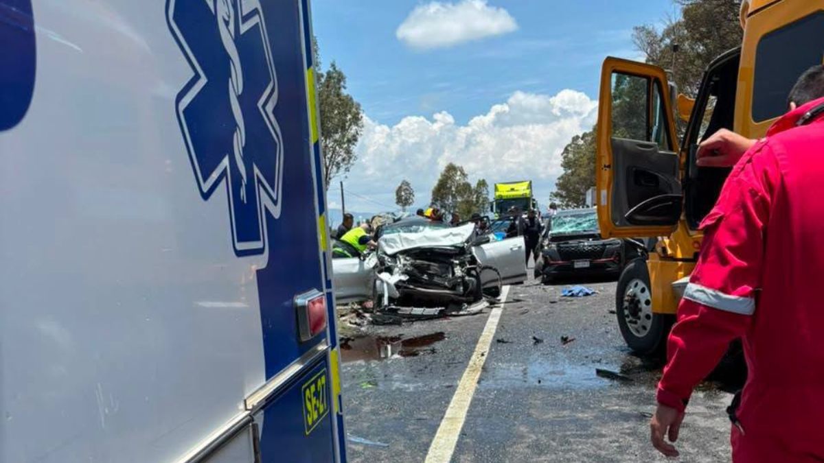 Un tráiler no logró frenar a tiempo al aproximarse a la fila de autos detenidos. | Unidad Municipal Protección Civil San Felipe