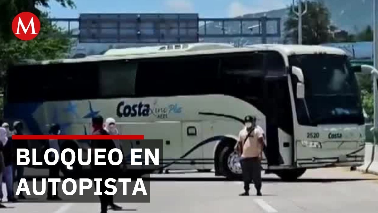 Bloqueo en Autopista del Sol: estudiantes de Ayotzinapa exigen acuerdos con autoridades educativas
