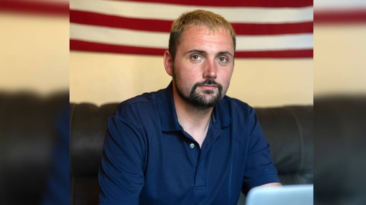 Dustin Lloyd, candidato demócrata a la legislatura estatal de Missouri, en su casa de Excelsior Springs, Missouri, el 14 de julio de 2026. | Foto: NYT