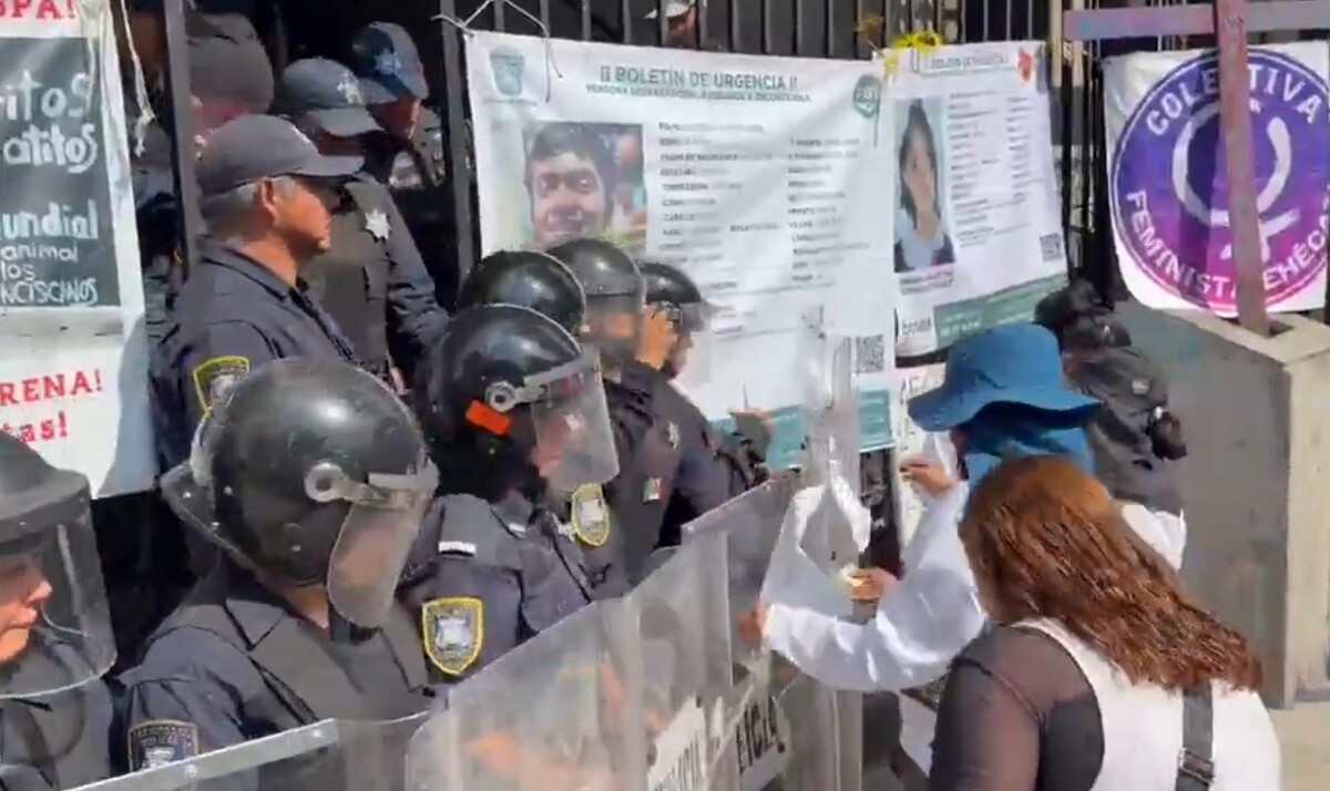 Elementos de la Guardia Nacional y policías resguardaron los accesos de la Segob. | Foto: Especial