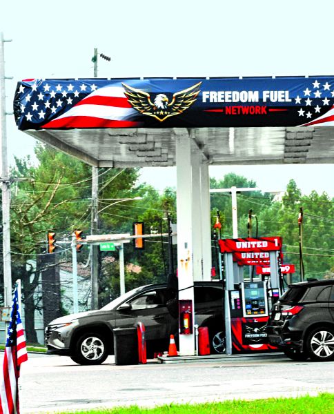 El estadunidense promedio llena el tanque de su auto unas 50 veces al año. MATTHEW HATCHER/AFP