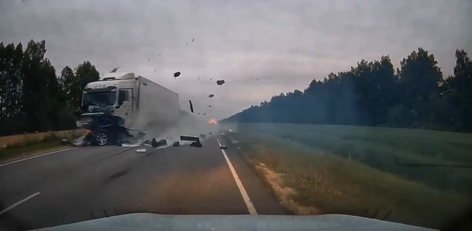 Familia muere en accidente automovilístico en Rusia. | Especial