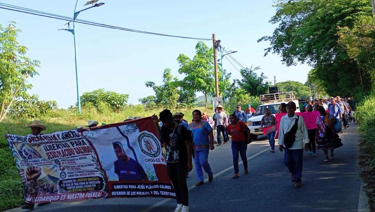 Los manifestantes marcharon sobre la carretera federal Acapulco-Pinotepa exigen liberación  de Jesús Plácido Galindo | Foto: Especial