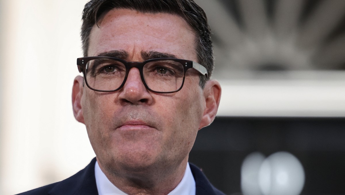 El nuevo primer ministro británico, Andy Burnham, pronuncia su primer discurso frente al número 10 de Downing Street, en el centro de Londres. | AFP
