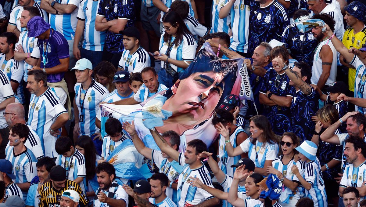 Piloto le hace creer a pasajeros argentinos que ganaron el Mundial (Reuters)
