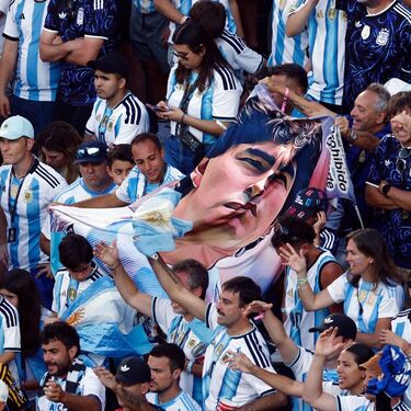Piloto le hace creer a pasajeros argentinos que ganaron el Mundial 2026 ante España.