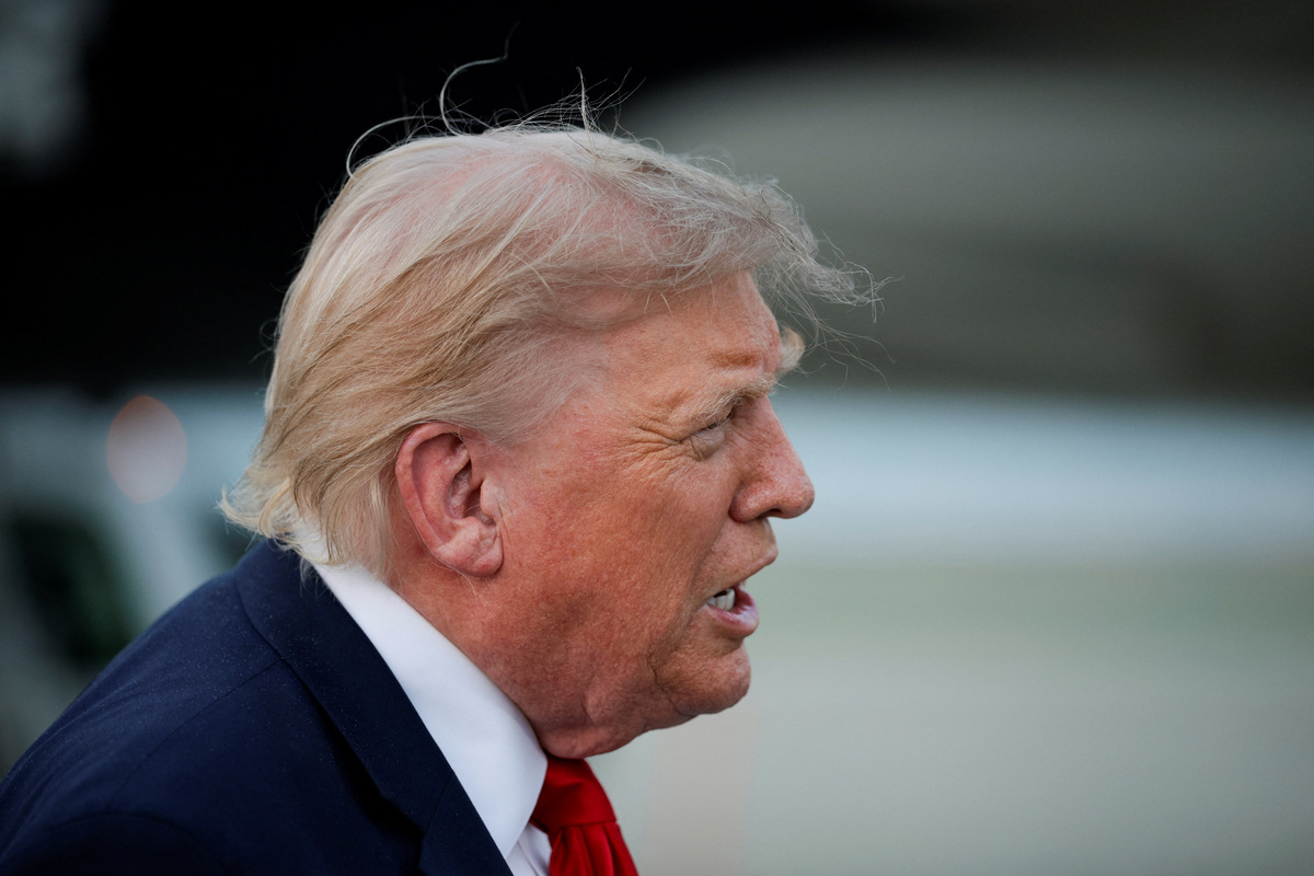 El presidente Donald Trump habla con los medios de comunicación a su llegada a la Base Conjunta Andrews, en Maryland. | Reuters