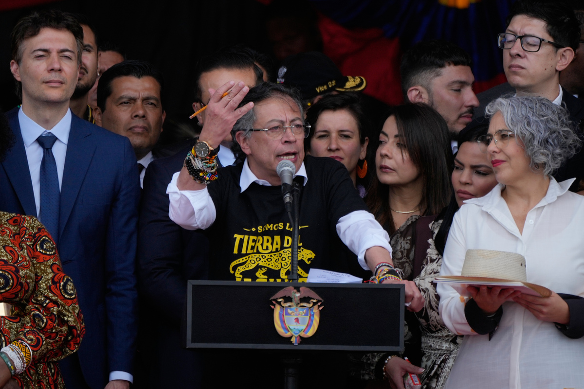 El presidente Gustavo Petro habla tras un desfile militar con motivo del Día de la Independencia en Bogotá. | AP