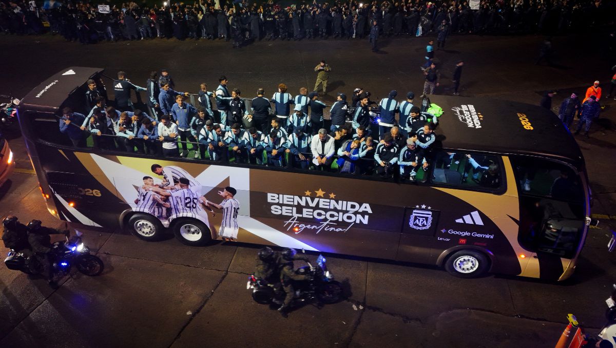 Selección de Argentina llega a Buenos Aires sin Lionel Messi tras perder la Final del Mundial (Reuters)