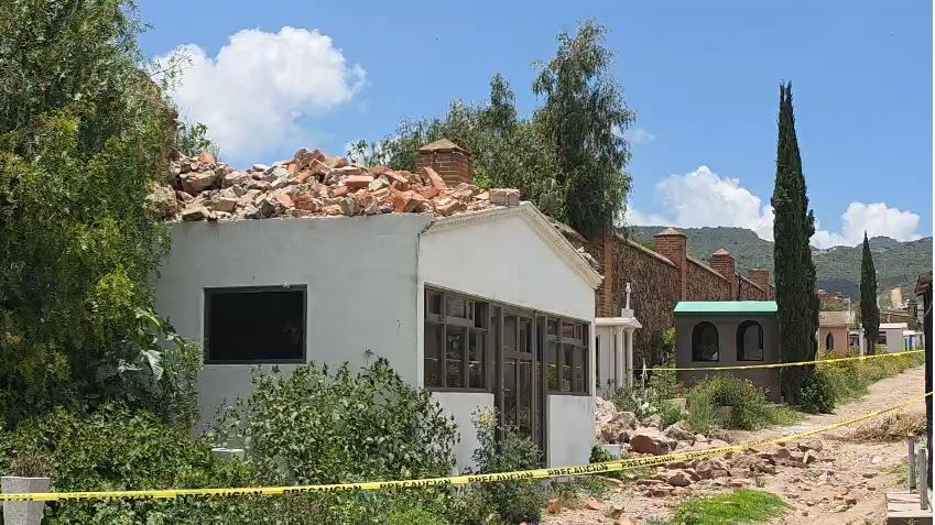 Un tramo de la barda perimetral del Panteón Municipal de Pachuca colapsó y cayó sobre una cripta y al menos dos tumbas. (Guadalupe Trejo)