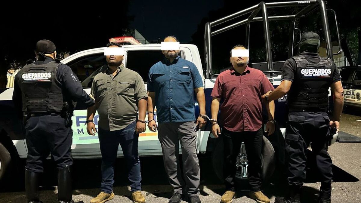 Detienen a tres "falsos escoltas" con armas en La Nogalera, Guadalajara (Cortesía Secretaría de Seguridad)