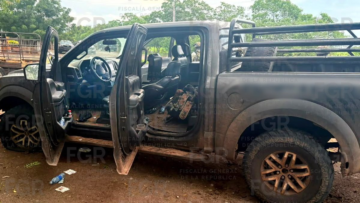 Tras el enfrentamiento, se logró la detención de un presunto implicado portando armas exclusivas de las Fuerzas Armadas (Cortesía FGR)
