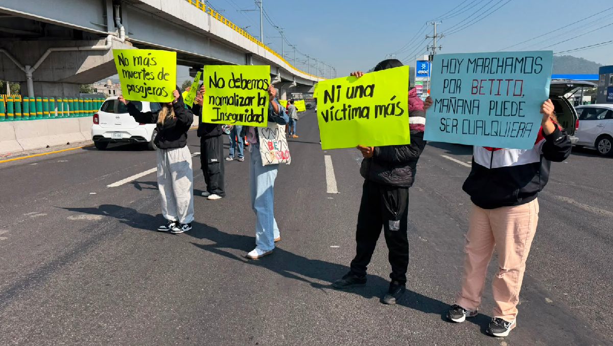 La familia de 'Betito' bloquea cuatro carriles de la México-Puebla. | Foto: Zuleyma García