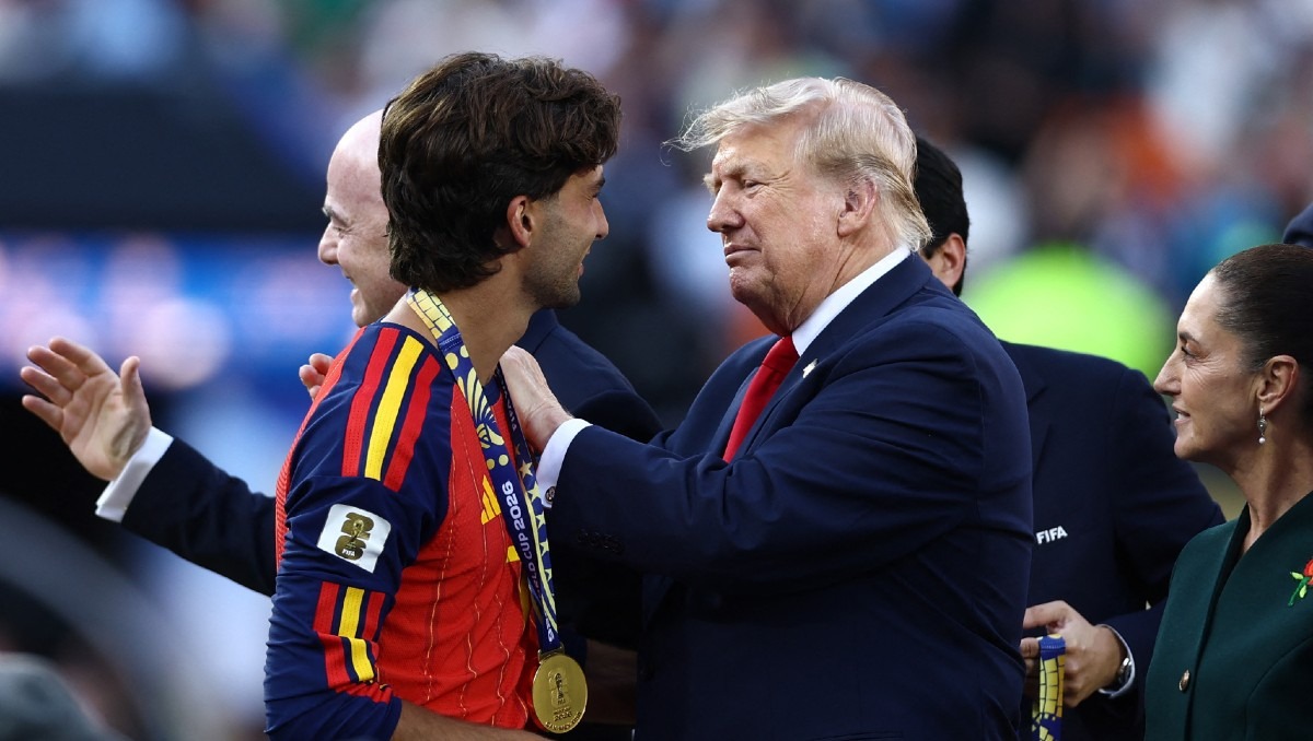 Ferran Torres recibiendo su medalla entregada por Donald Trump. (Agencia Reuters)