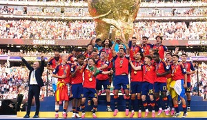 El gobierno español condecoró al equipo varonil y femenil de la Selección de España tras las Copas del Mundo de 2026 y 2023 respectivamente.