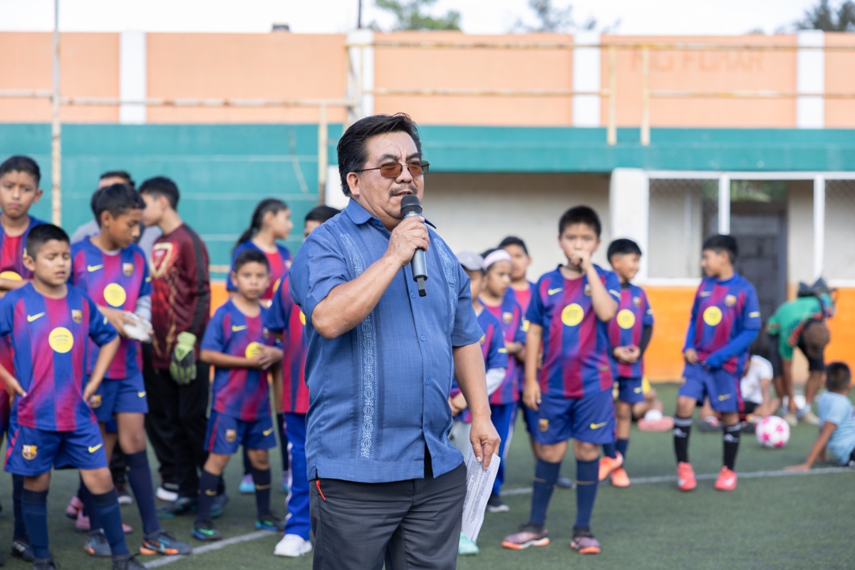 Inicia rehabilitación de la cancha de fútbol rápido de la Unidad Deportiva de Zimapán. (Cortesía)