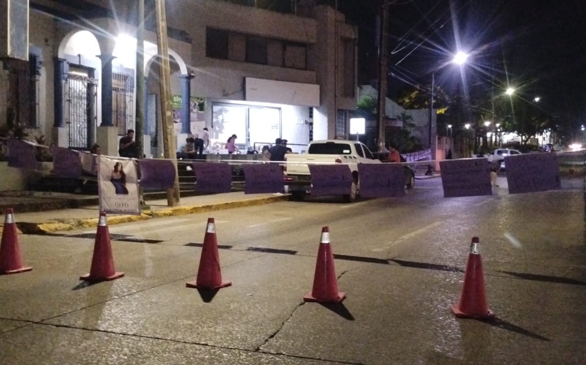 La manifestación continúa frente a la FENNAM en demanda de justicia para Dafne. | Foto: Sergio Sánchez
