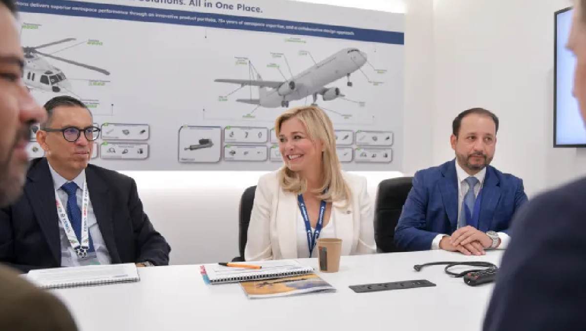 Maru Campos en reunión de directivos de la trasnacional durante la Feria Aeroespacial Farnborough 2026. | Especial