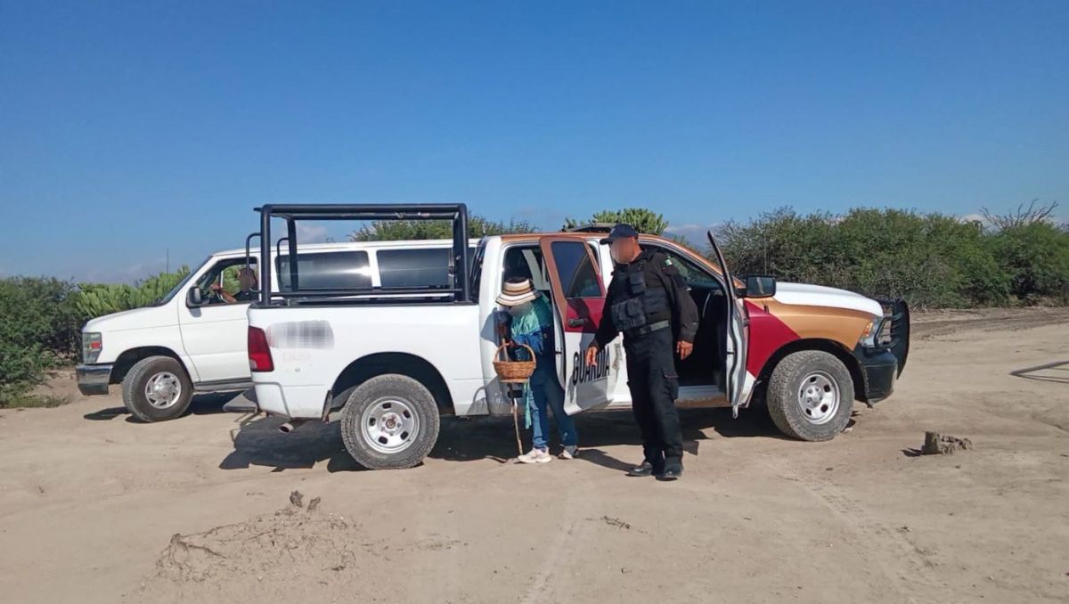 La mujer fue valorada por Protección Civil y posteriormente reunida con su familia. (SSP Tamaulipas)