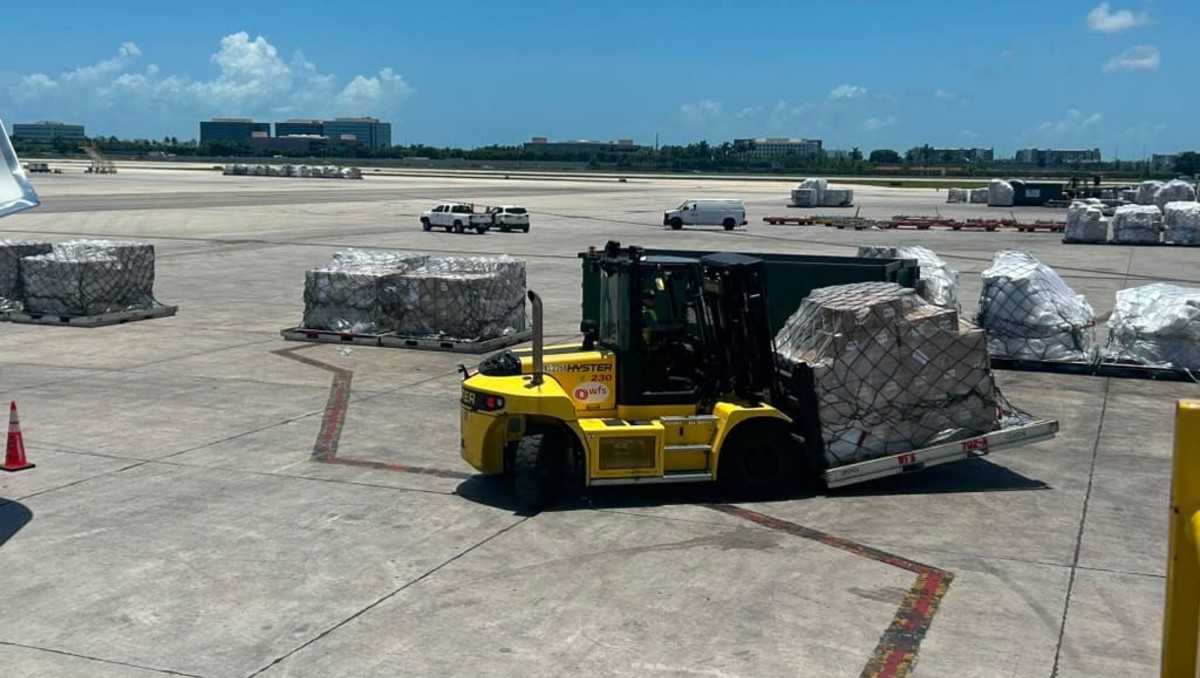 Los paquetes incluyen alimentos, artículos de higiene y linternas | Foto: Redes sociales @USForeignAssist