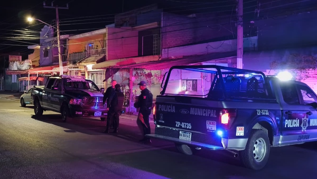 Policías acudieron al lugar del asesinato del joven en la colonia Miramar de Zapopan (Vicente Torres Alfaro)