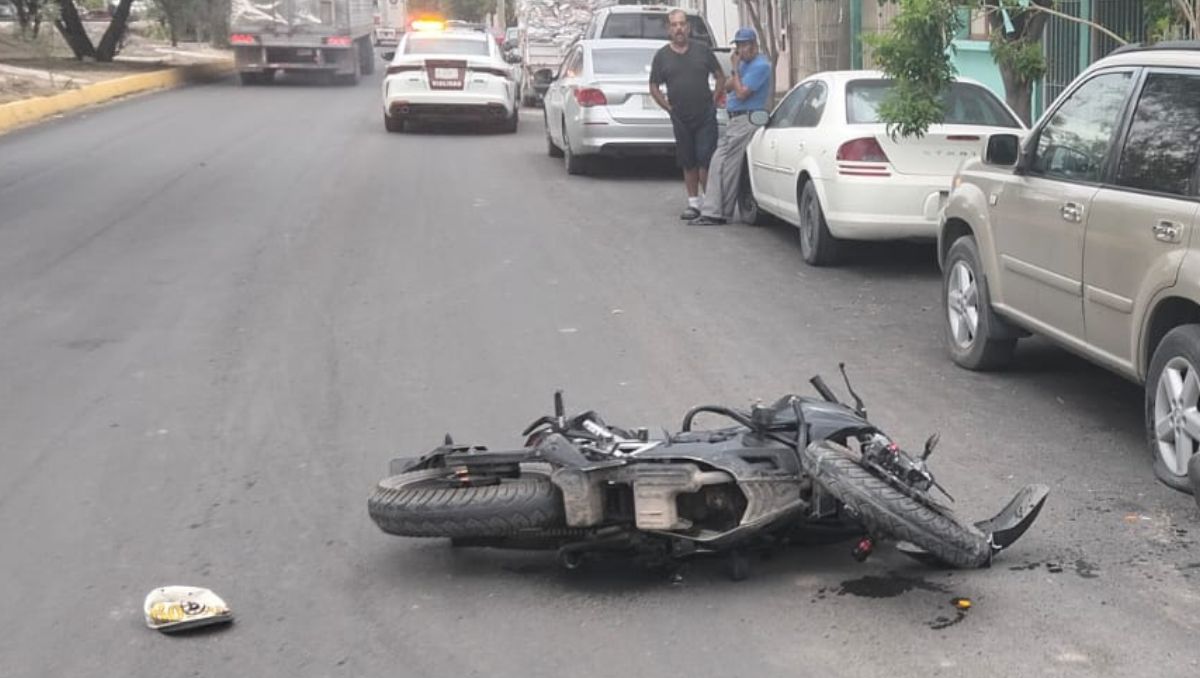 Presuntamente se cruzó un autobús de pasajeros de la ruta Termo, por lo que al evitarlo chocó a la unidad estacionada. | Cortesía de Vialidad