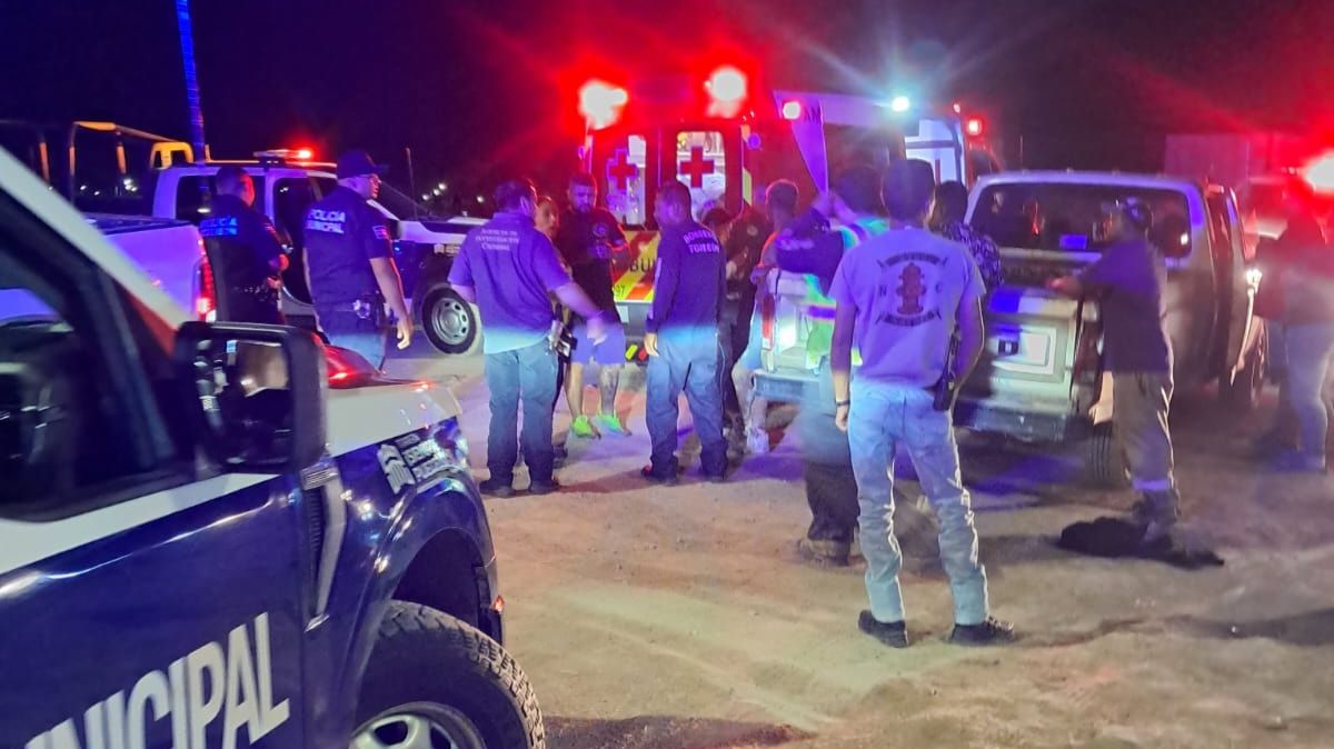 Rescatan a hombre ebrio tras caer a canal de riego en Torreón.| Especial.