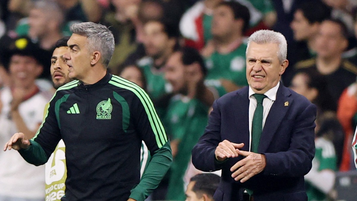 Toni Amor, auxiliar de Javier Aguirre en el Tri, rompe el silencio sobre el cambio de Julián Quiñones (Reuters)