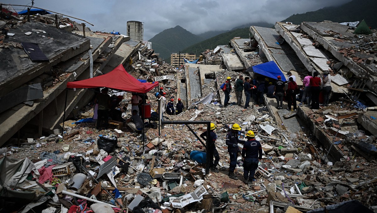 Voluntarios continúan las labores para encontrar los cuerpos entre escombros | Foto: AFP