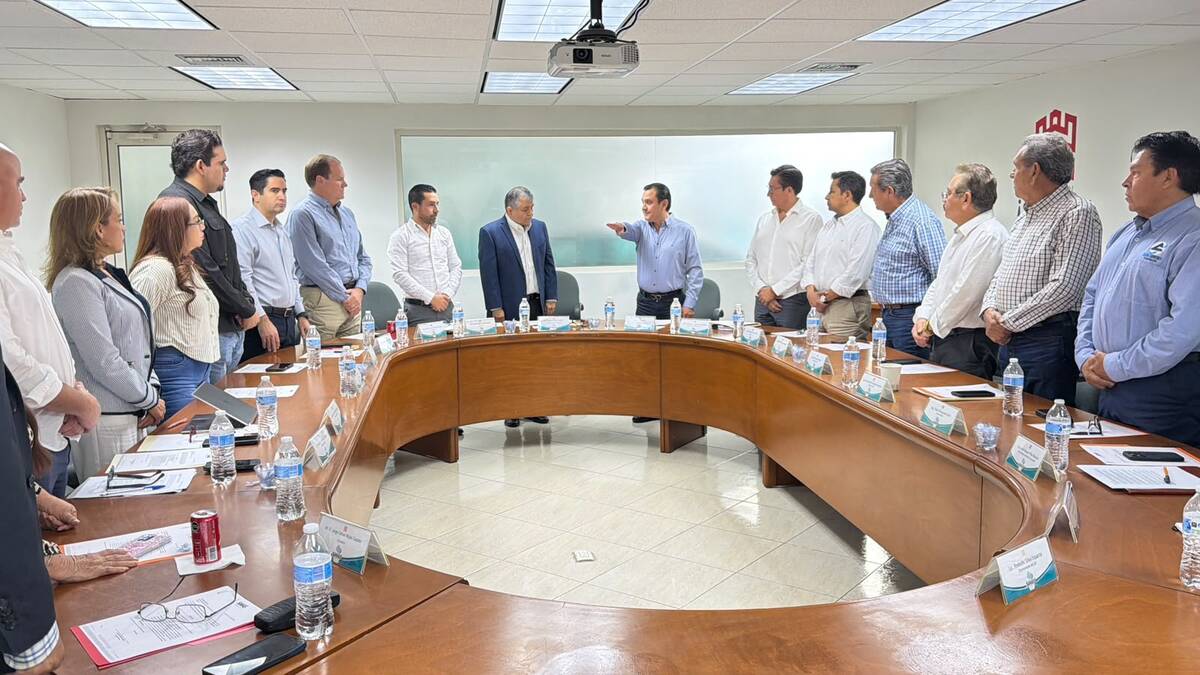 Xavier Herrera tomó protesta con el compromiso de fortalecer la operación del organismo, mejorar los servicios de agua potable y drenaje.| Redes.