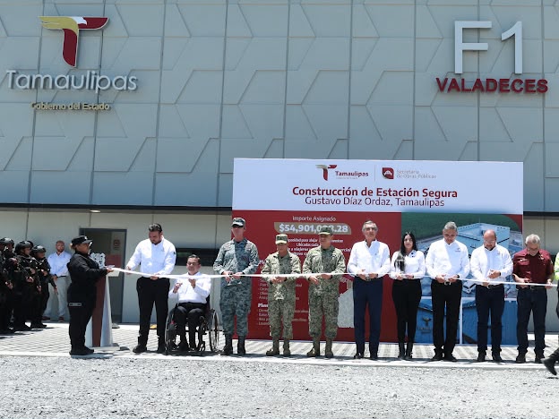Américo Villarreal entrega cuatro Estaciones Seguras en la carretera La Ribereña. | Especial