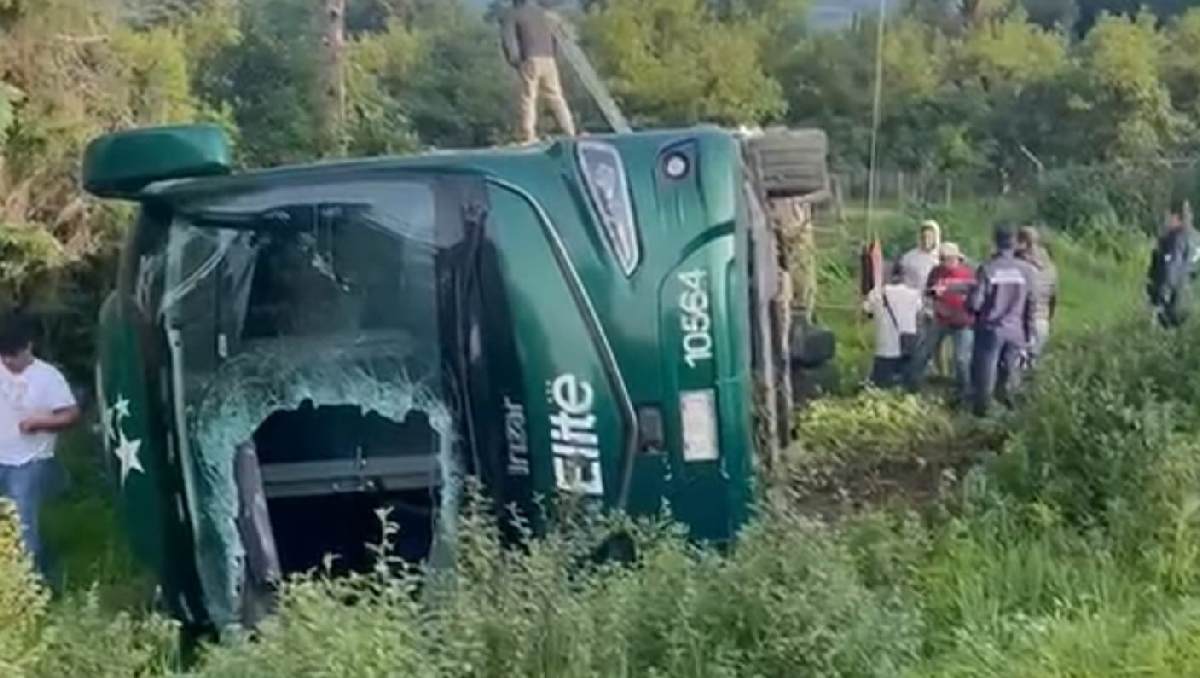 El Autobús quedó volcado en la curva de Los Quemados. | Especial