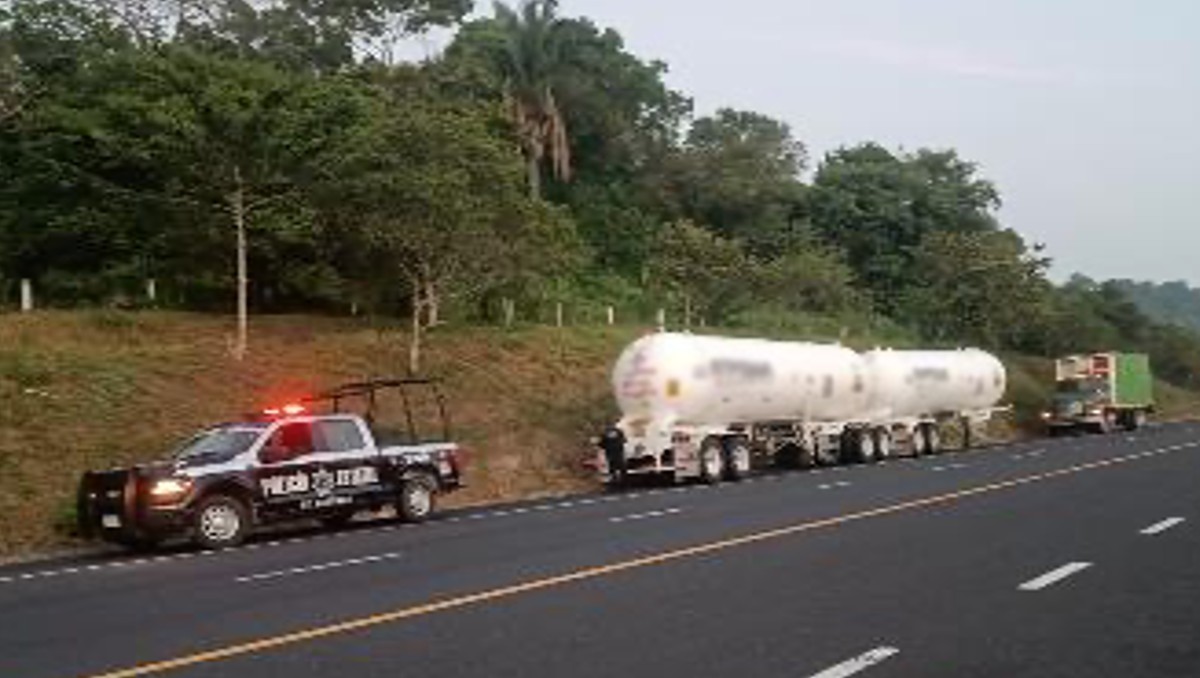 Los autotanques localizados contenían 66 mil litros de combustible con reporte de robo| Foto: Especial