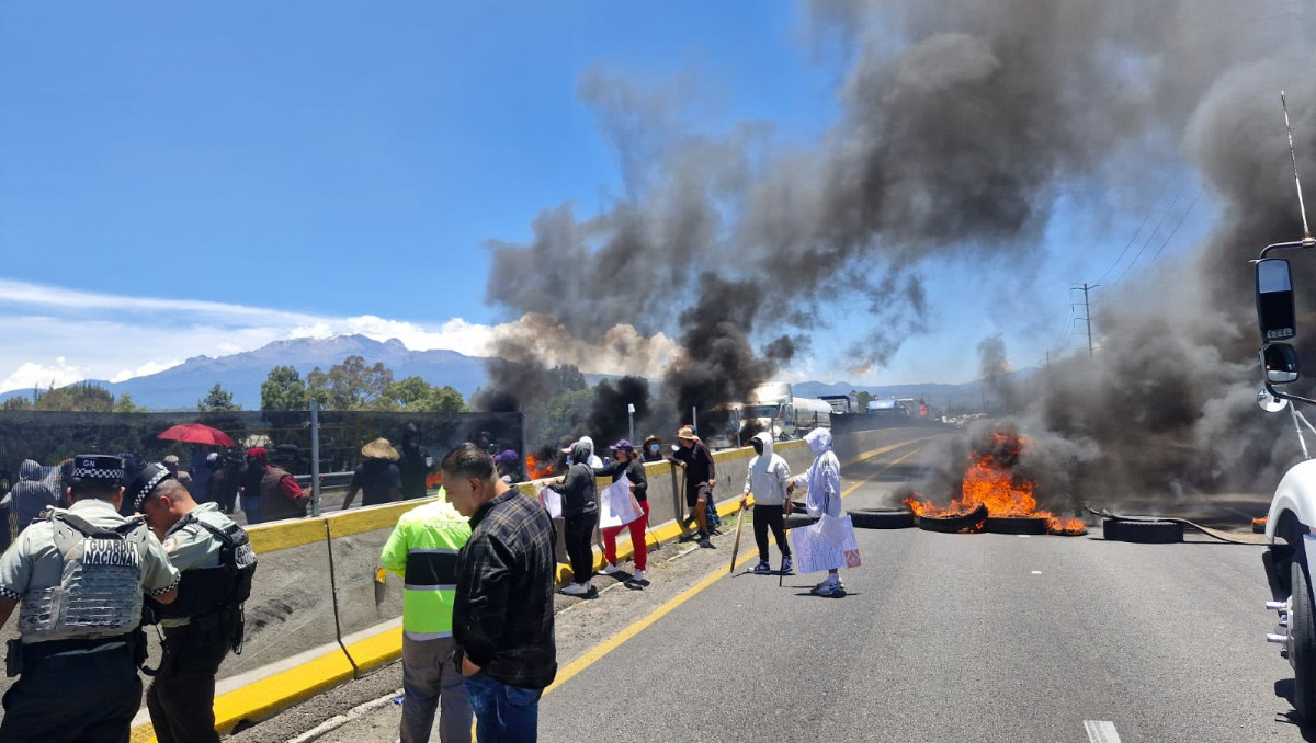 Bloquean ambos sentidos de la autopista para exigir la localización de Maricela Ruiz García | Cortesía de Antonio Maldonado