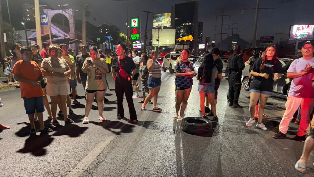 El bloqueo de vecinos se registra a la altura de la avenida Paseo del Acueducto y Alfonso Reyes. | Mayte Villasana