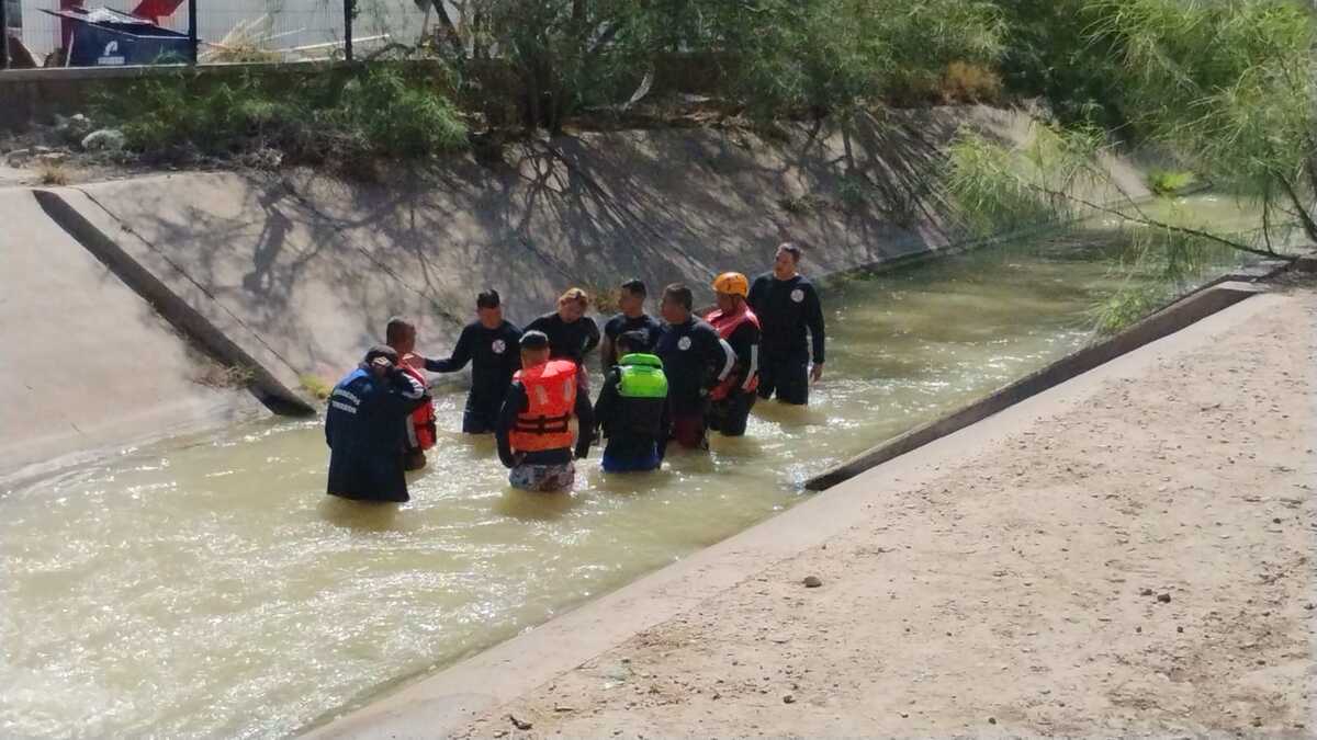 Bomberos de Torreón reciben capacitación en rescate en aguas rápidas. | Eunice Muñoz.