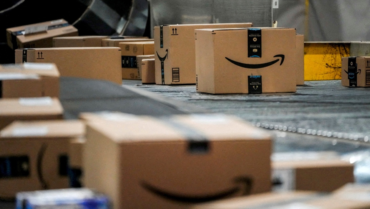 Una caja de Amazon se mueve por una cinta transportadora en el centro de distribución de Amazon en Nueva Jersey, EU. | Foto: Reuters