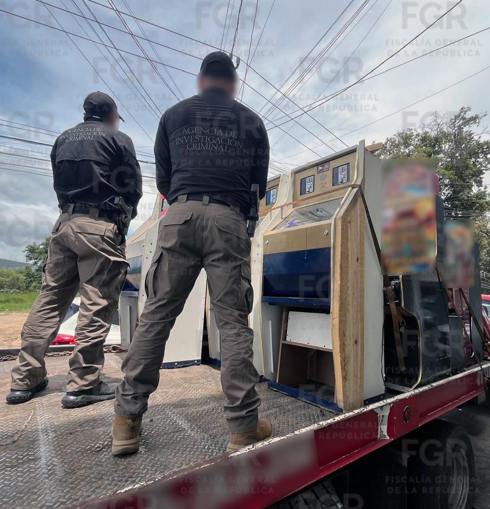 Catean local y aseguran 16 tragamonedas en Tulancingo. (Cortesía FGR)