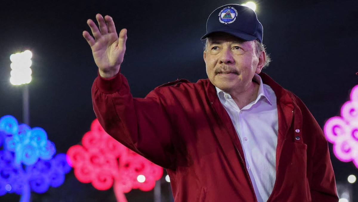 Daniel Ortega, saludando durante un acto para conmemorar el 47.º aniversario de la Revolución Nicaragüense en Managua. | AFP