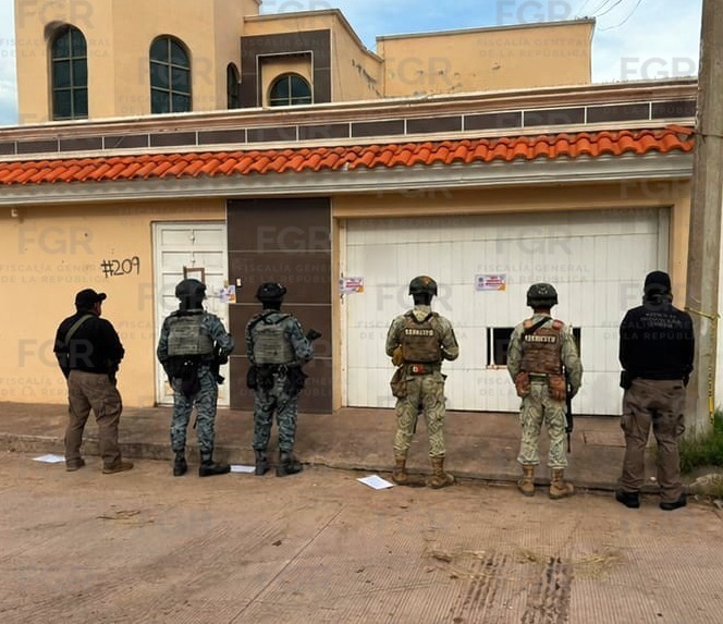 En Durango, catean vivienda y aseguran armas. | Foto: cortesía FGR.