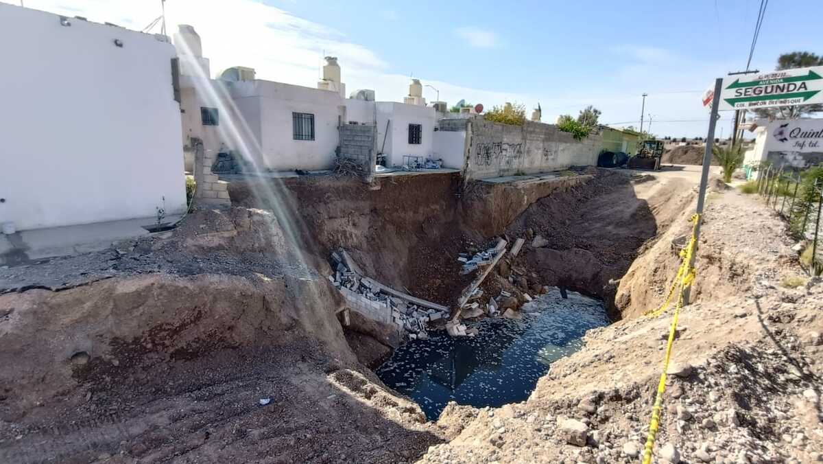 Hundimiento en Calle Álamos entre calle segunda y tercera del fraccionamiento Rincón del bosque. (Roberto Amaya)