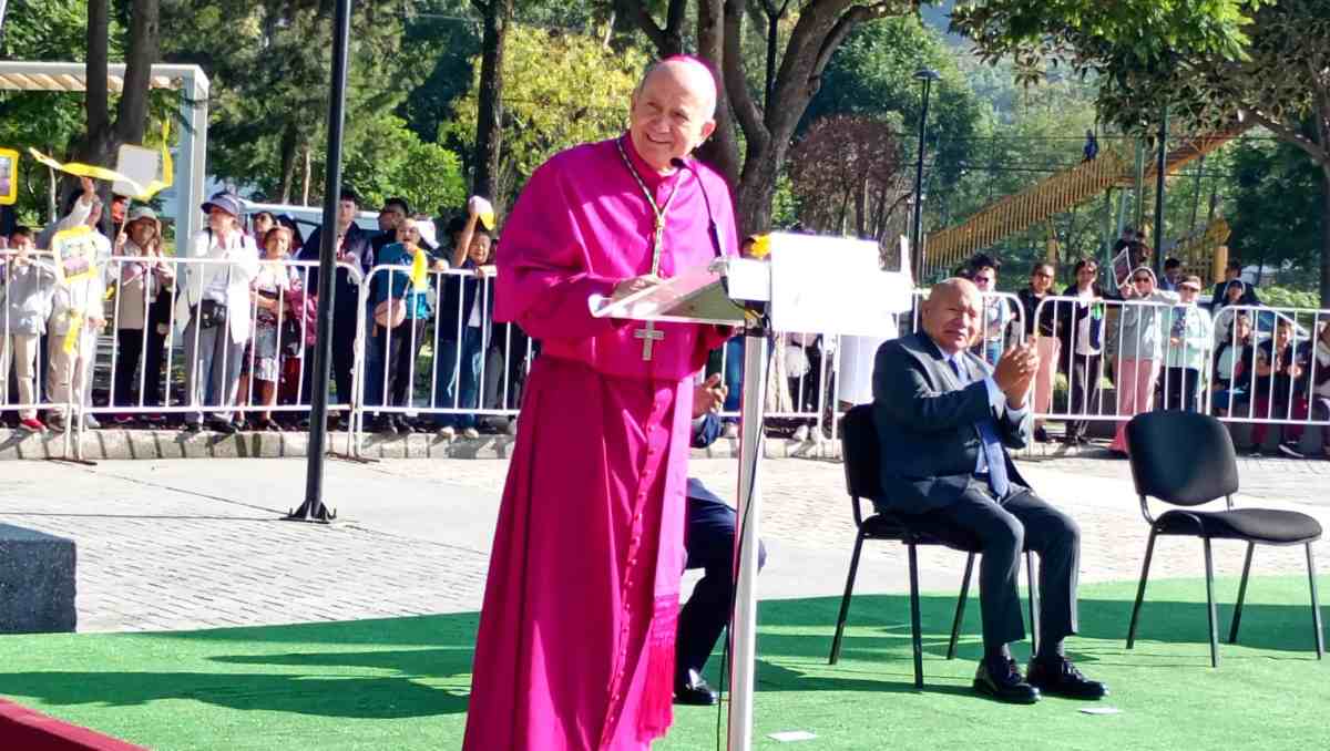 José Guadalupe Torres Campos colocó una ofrenda floral en memoria de las víctimas de las explosiones de San Juanico. | Foto: Carlos Zaid