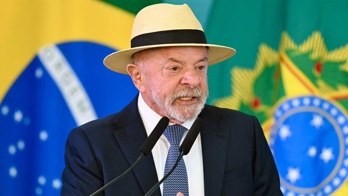 Lula da Silva durante la firma de la ley que establece una línea de crédito para las empresas afectadas | Foto: AFP
